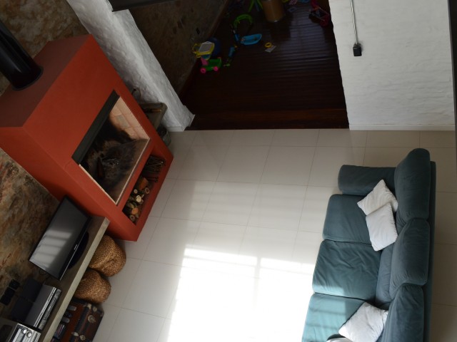 02_estufa_y_sillon_desde_balcon