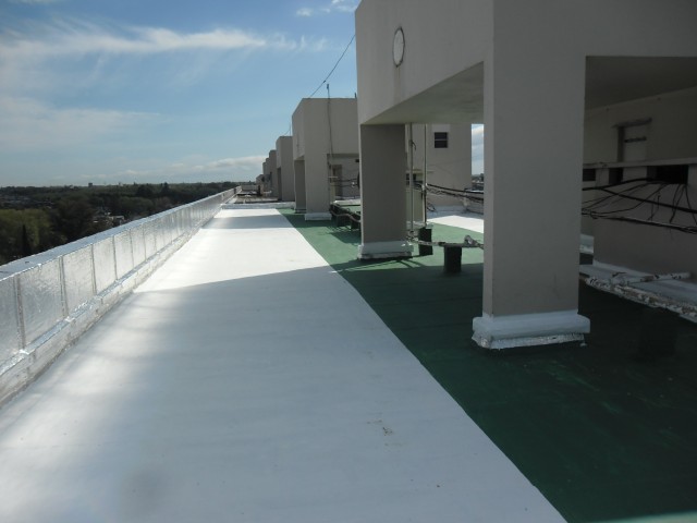 Impermeabilización con membrana asfáltica terminación geotextil. Solución semi transitable.